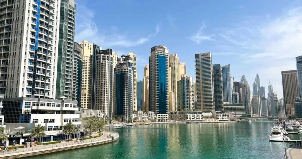 Moving in Dubai During Summer- Heat Precautions, Timing, and What to Expect - acorn movers - dubai